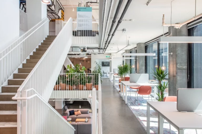 Arbeitsplätze und Treppe auf der Coworking-Fläche im DC Tower 3, Wien