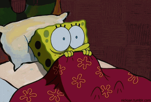 Animiertes GIF: SpongeBob zieht sich erschrocken die Bettdecke bis unter die Augen