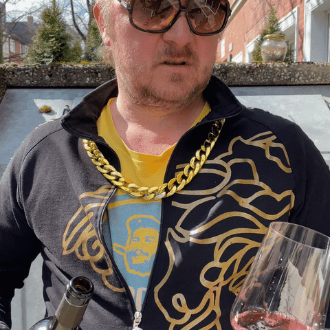 Animiertes GIF: Ein Sommelier verkostet genussvoll ein Glas Rotwein